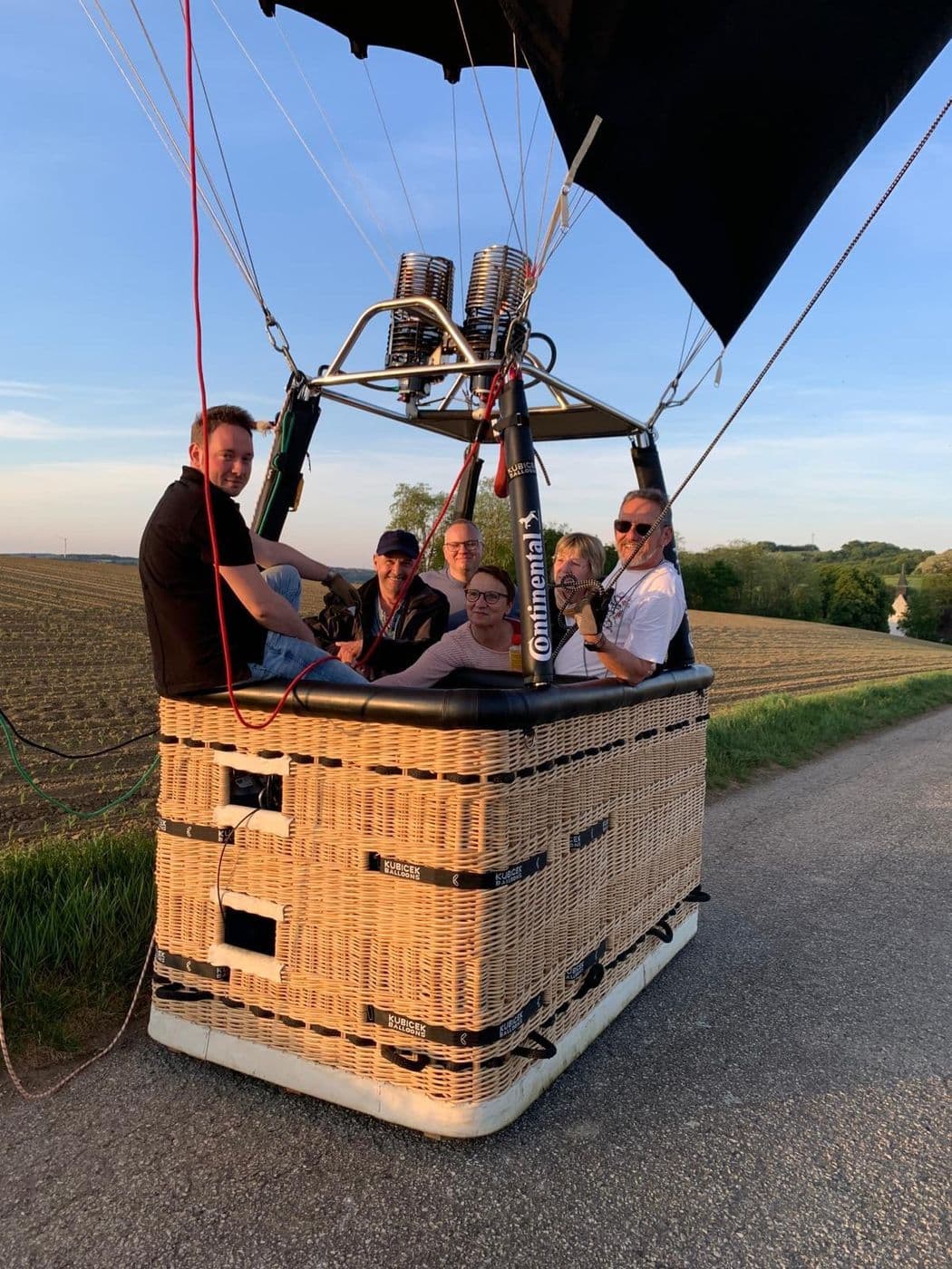 Pilot Lukas Reinberger mit Gästen im Ballonkorb vor dem Start