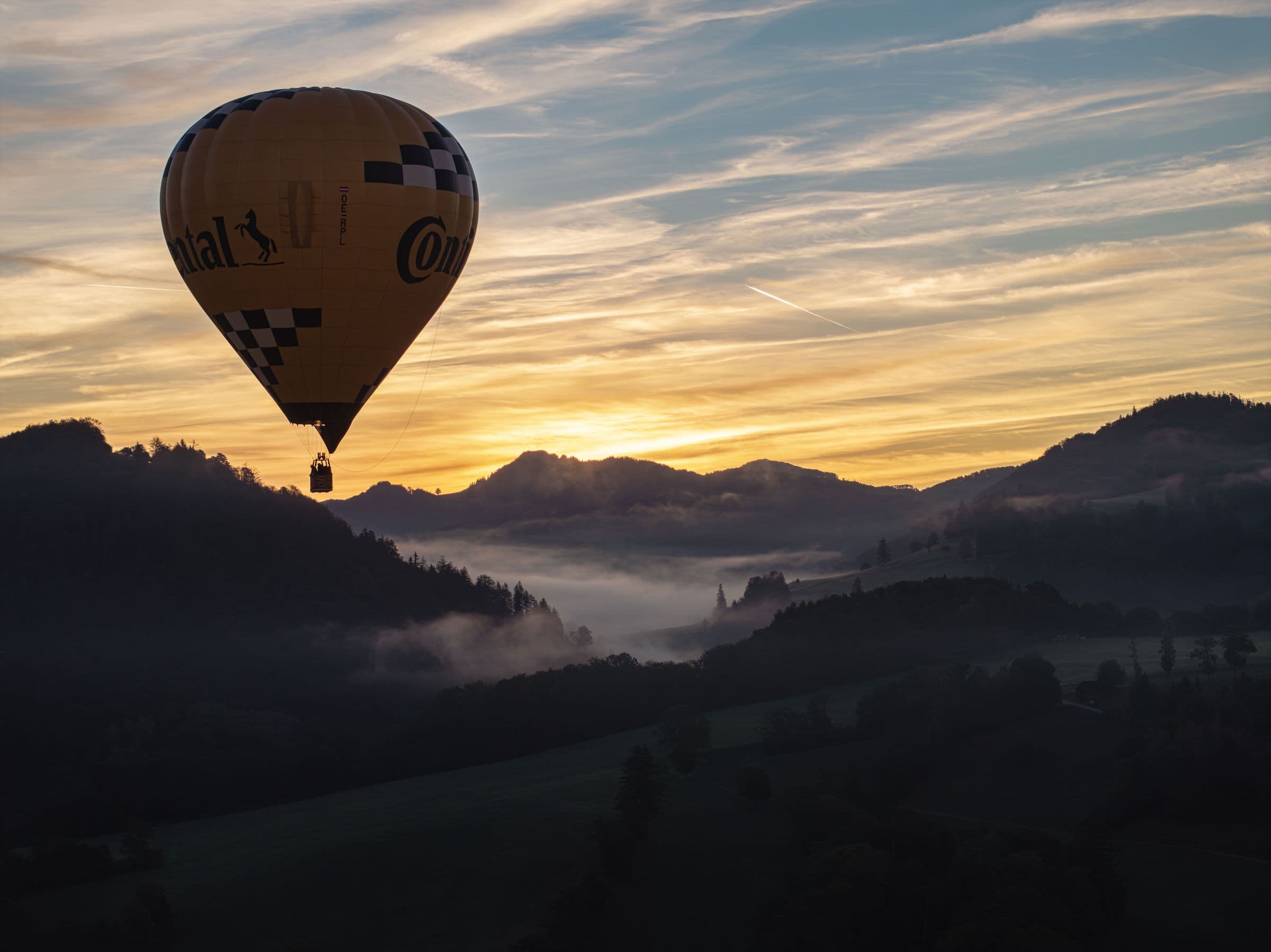 Der Ballon von Pielachtal Ballooning am frühen Morgen über dem Nebel
