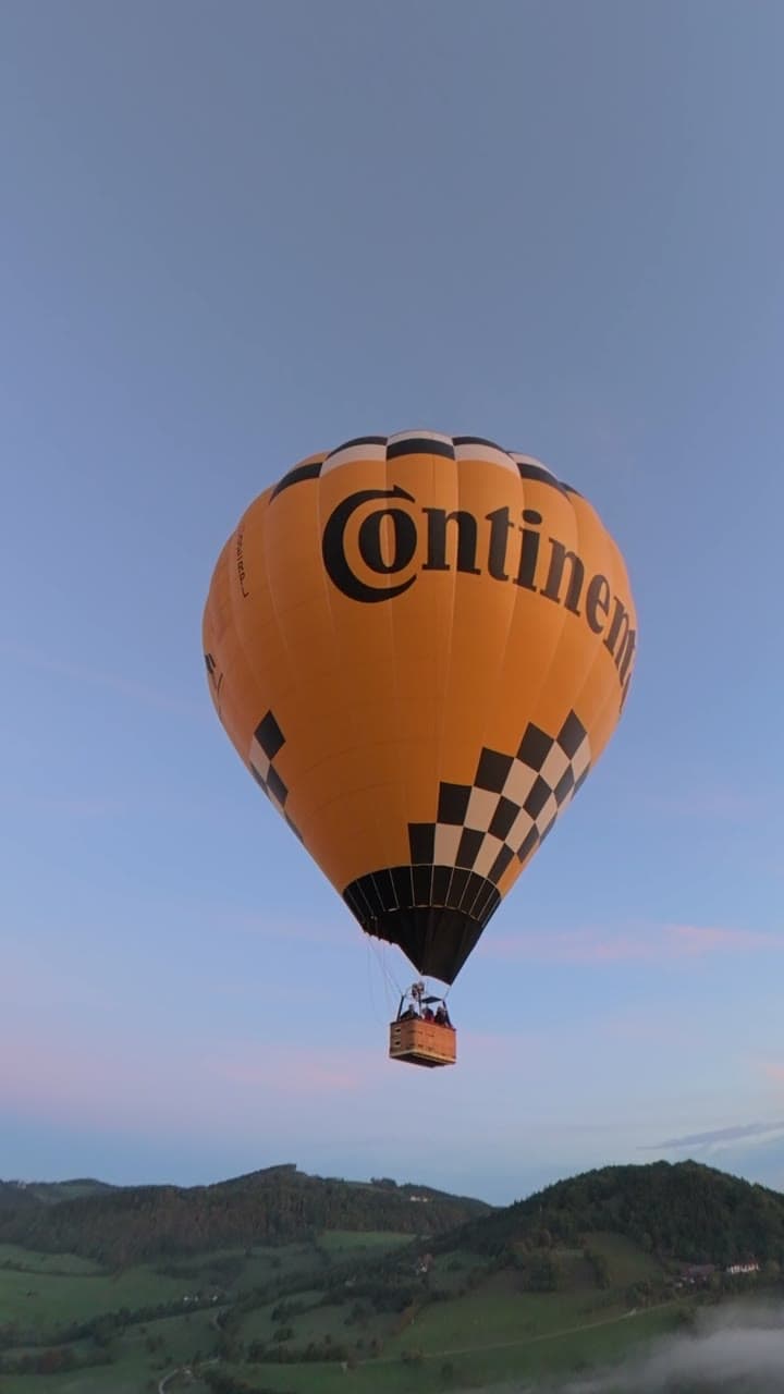 Der Ballon von Pielachtal Ballooning über dem Morgennebel bei Kirchberg an der Pielach